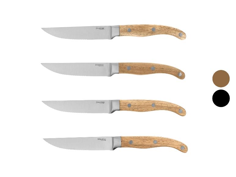 Čtyři steakové nože s dřevěnými rukojeťmi a zubatými čepelemi.