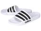 Bílé žabky Adidas se třemi černými proužky.