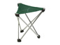 Zelená skládací campingová židle s kovovým rámem.