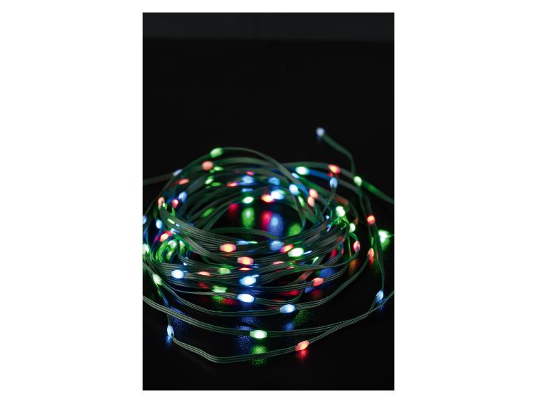 Vícebarevná LED světla navinutá na černém pozadí