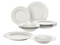 Sada bílých talířů a misek.