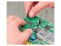 Připojení kabelů k elektronické desce s mikročipy.