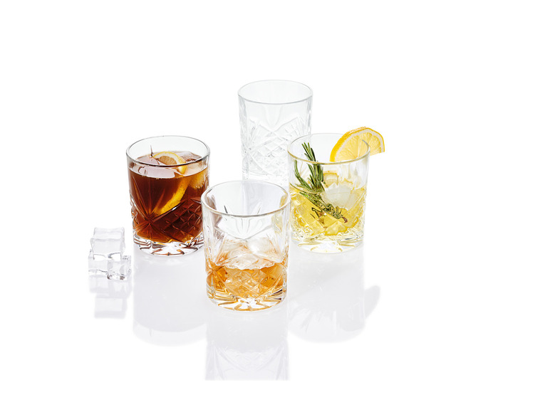 Tři sklenice s whisky, ledem a citronem