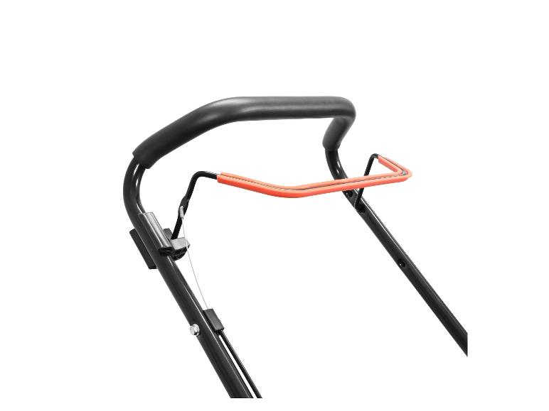 Rukojeť černé sekačky na trávu s oranžovými detaily.