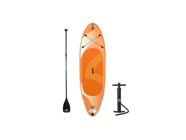 Oranžový paddleboard s pádlem a pumpou.