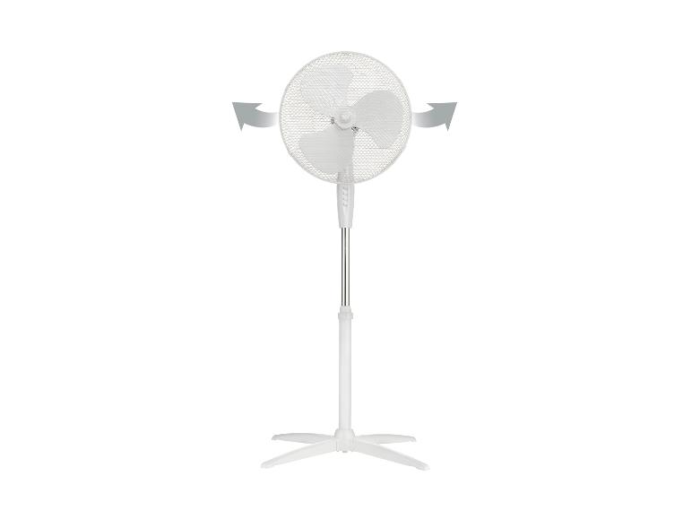 Bílý stojanový ventilátor s oscilační funkcí vyznačenou šipkami.