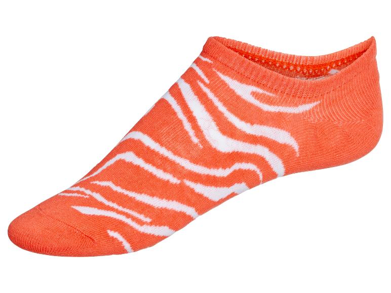 Krátké oranžové ponožky s bílými pruhy.