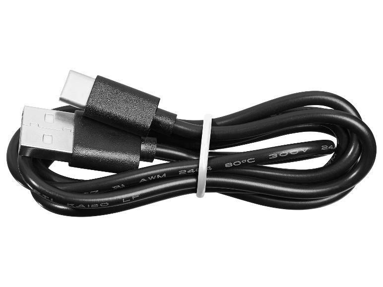 Stočený černý USB-C kabel.