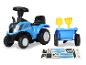 Modrý dětský traktor New Holland s přívěsem a lopatami.