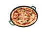 Pizza se šunkou, houbami, olivami a rozmarýnem v zelené pečicí pánvi