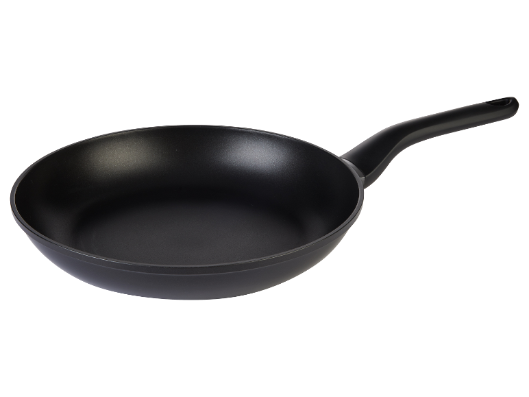 Černá nepřilnavá pánev s ergonomickou rukojetí.