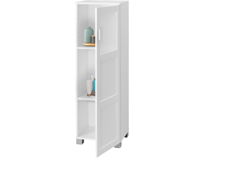 Bílá koupelnová skříňka s otevřenou policí zobrazující toaletní potřeby a dekorace.