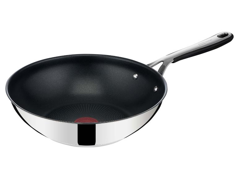 Nerezový wok s černým nepřilnavým vnitřkem a dlouhou rukojetí