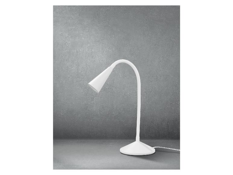 Bílá stolní lampa s ohnutým ramenem a kuželovitým stínítkem.