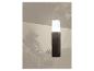 Zahradní lampa ve tvaru pleteného sloupu osvětlující štěrkovou cestu.