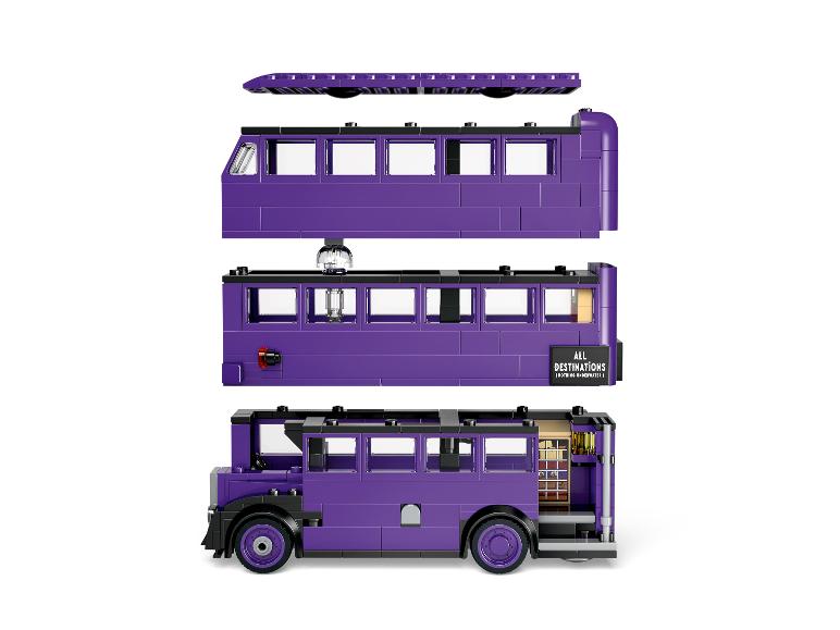 Lego model fialového třípatrového autobusu, rozdělený do tří sekcí.