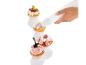Ruka s cukrářským sáčkem zdobí cupcakes
