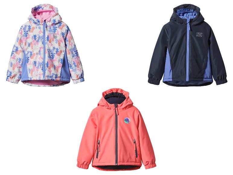 Tři dětské bundy: jedna se zvířecím potiskem, jedna tmavě modrá a jedna korálově růžová.