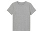 Šedé tričko s krátkým rukávem.