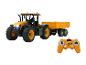 Dálkově ovládaný traktor JCB s přívěsem.