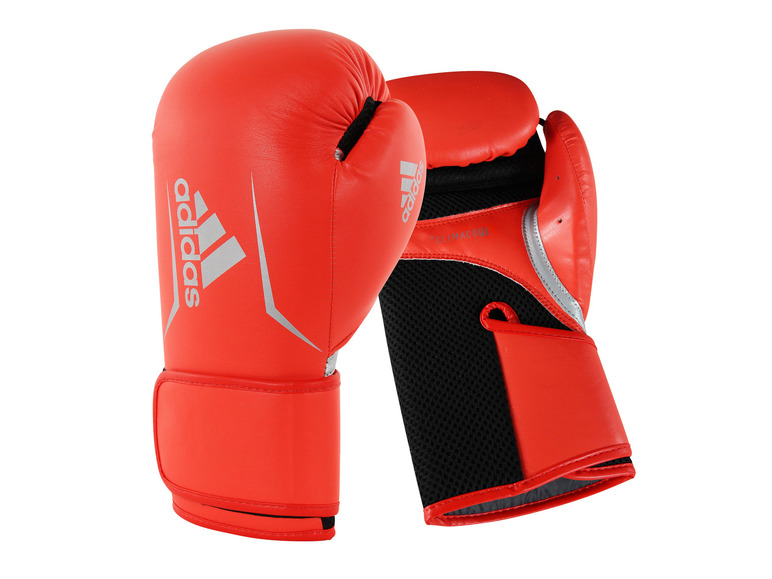Červené boxerské rukavice Adidas s ventilací Climacool.