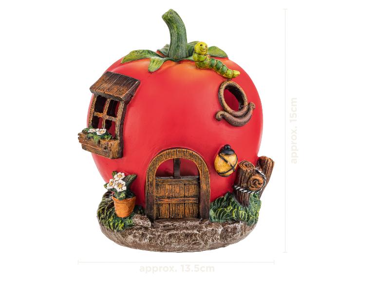 Dekorativní domeček pro víly ve tvaru rajčete s oknem, dveřmi, květinami a housenkou nahoře.