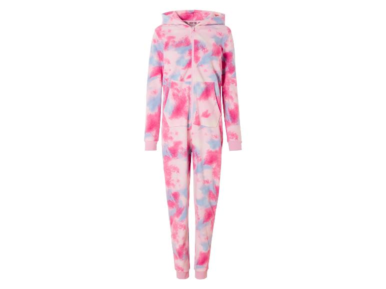 Růžová kombinéza s kapucí a vzorem tie-dye.