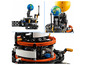 LEGO model sluneční soustavy s otáčející se Zemí a Sluncem.
