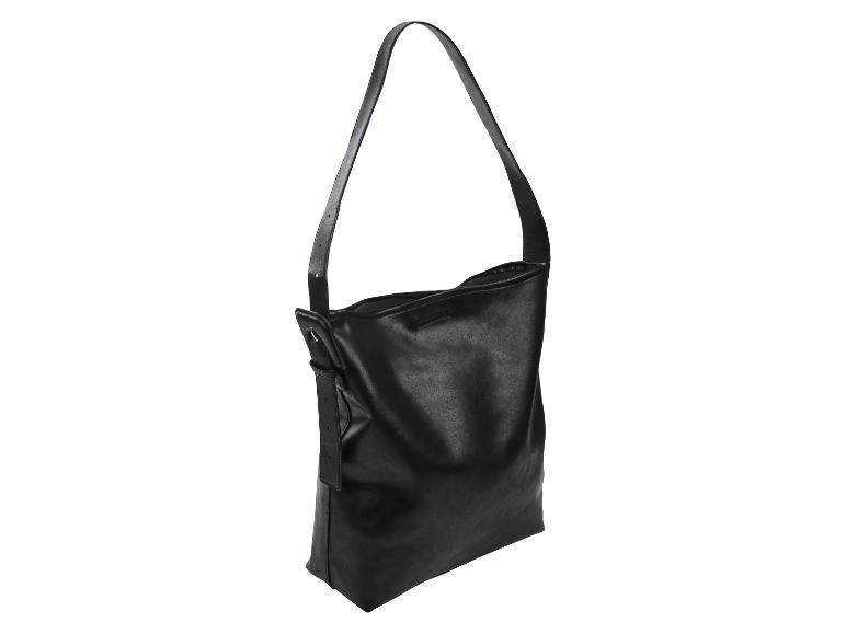 Černá kožená crossbody taška.