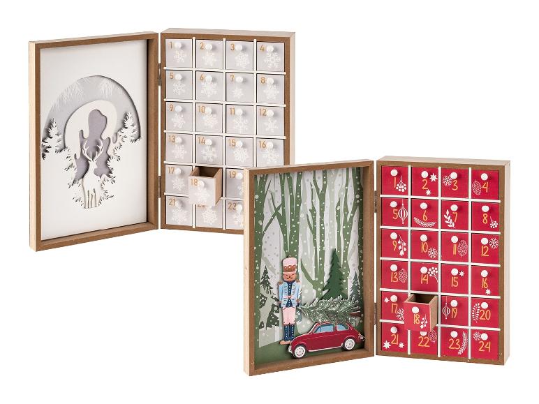 Dva dřevěné adventní kalendáře se zásuvkami, jeden s motivem jelena, druhý s louskáčkem a autem.