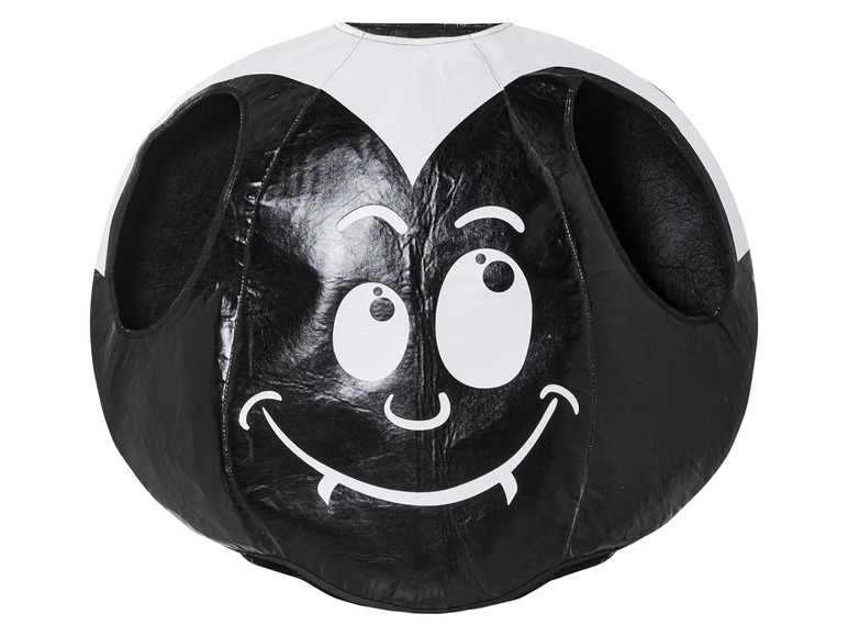 Černý polštář s obličejem upíra.