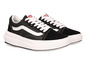 Černé tenisky Vans Old Skool s bílými detaily.