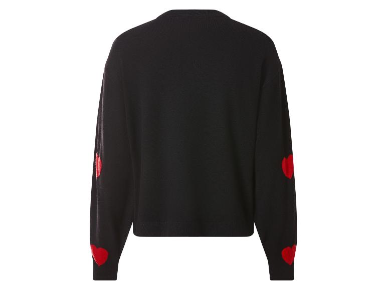 Černý svetr s červenými srdíčky na rukávech, pohled zezadu.