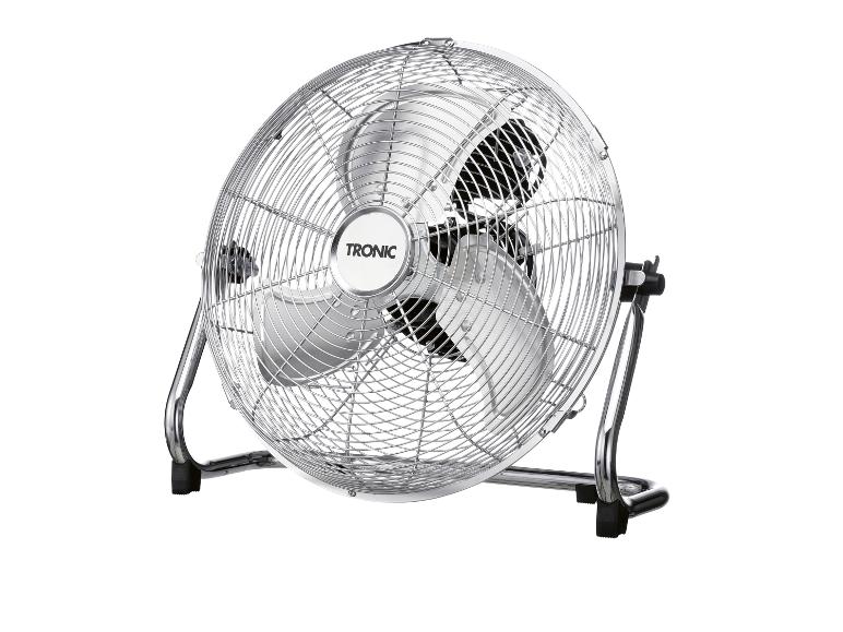 Kovový podlahový ventilátor se třemi lopatkami a kulatou mřížkou.