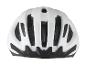 Bílá cyklistická helma s ventilačními otvory a reflexními prvky.