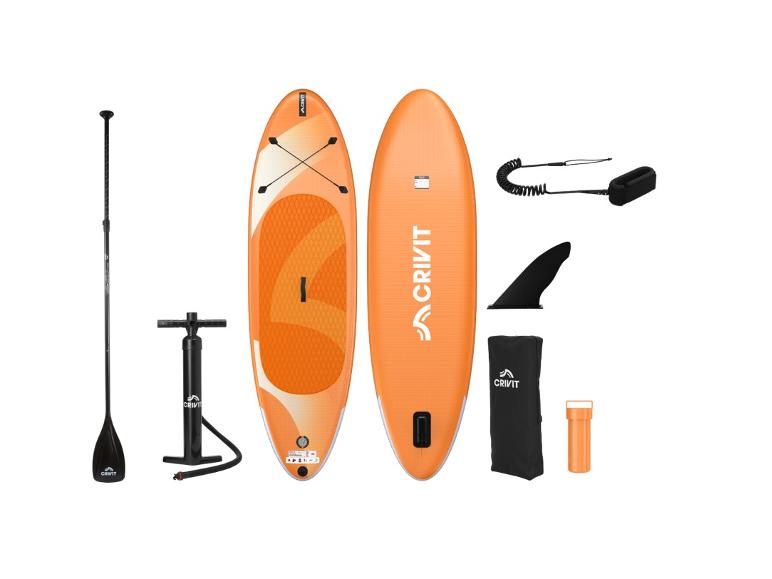Oranžový paddleboard s pádlem, pumpou, ploutví a příslušenstvím.