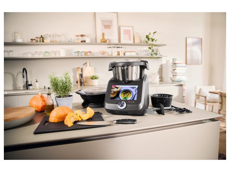 Kuchyňský robot Monsieur Cuisine Smart, zelenina a příslušenství.
