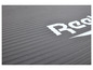 Šedá fitness podložka Reebok s reliéfním vzorem.