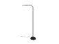 Černá stojací lampa s ohnutým ramenem, přibližně 130 cm vysoká.