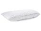 Bílý polštář s otevřeným ochranným potahem, ukazující vnitřní výplň.
