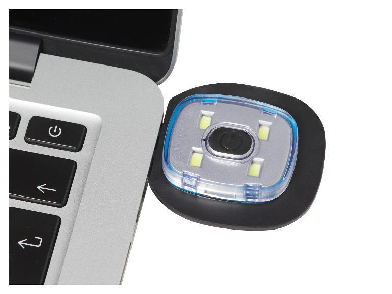 USB LED lampa připojená k notebooku.