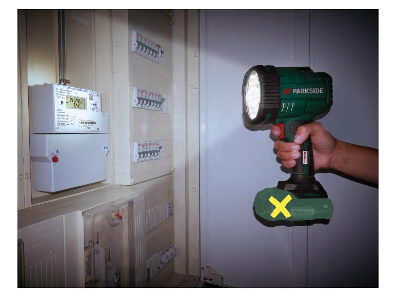 Parkside X20V TEAM svítilna svítí na elektroměr a rozvaděč.