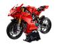 Červený model motocyklu LEGO Technic Ducati Panigale V4 R s informační tabulkou.