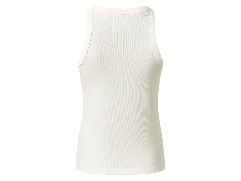 Bílé žebrované tílko, pohled zezadu.