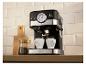 Espresso kávovar se dvěma šálky připravující kávu na dřevěné desce.