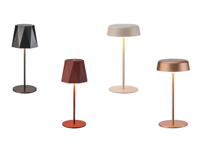 Čtyři přenosné stolní lampy s různými designy a barvami, včetně černé, terakotové, béžové a měděné.