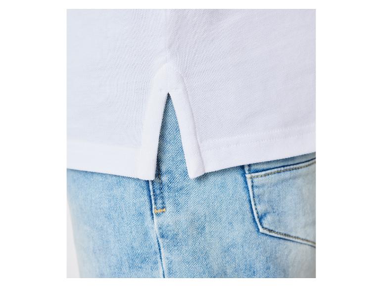 Bílé polokošile a džíny: detail spodní části  polokošile a džíny.