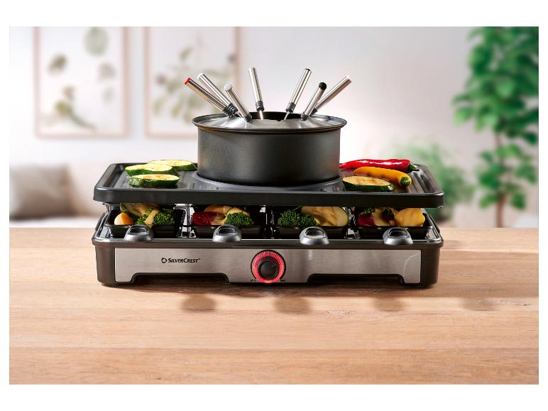 Raclette a fondue set se zeleninou a paprikami na dřevěném stole.