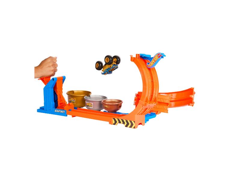 Herní set Hot Wheels Monster Trucks s odpalovačem, smyčkou a cílovými poháry.