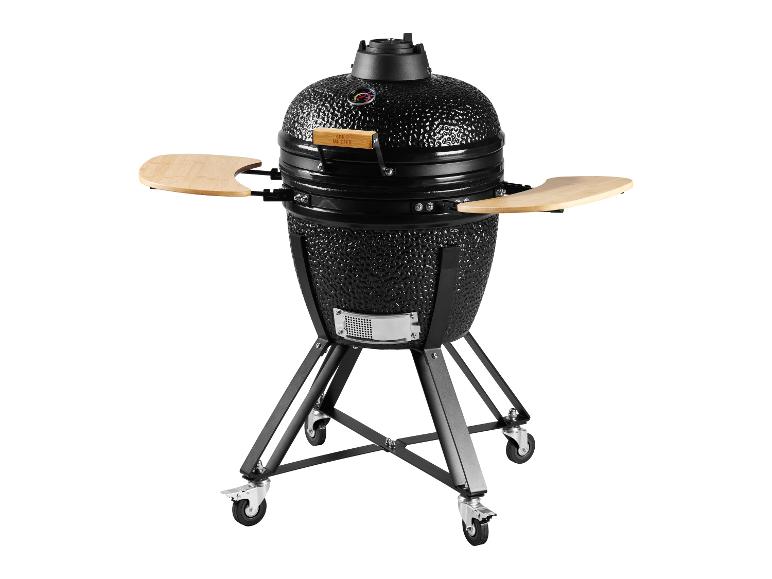 Černý kamado gril s dřevěnými bočními policemi a kolečky